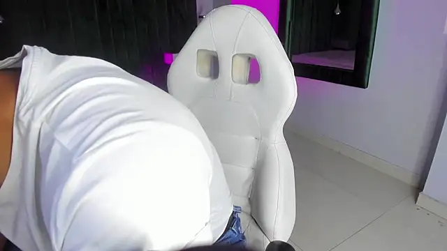 Snapshot of Lucii_fer_ chatting on October 22, 2025, 11:43 am Lucii fer  online show from October 22, 2025, 11:43 am