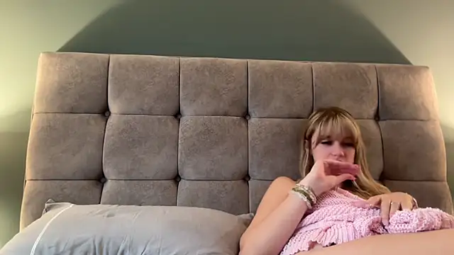 Snapshot of LustfulLuna_ chatting on October 20, 2025, 3:01 pm LustfulLuna online show from October 20, 2025, 3:01 pm