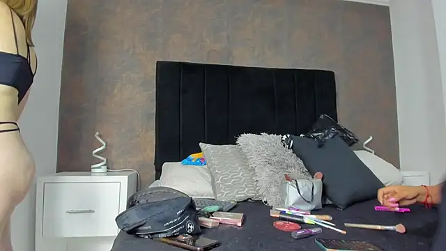 NaxaAndLexi  online show from February 12, 2025, 1:06 pm