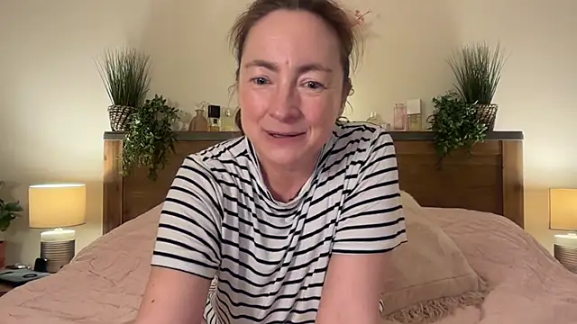 LouiseTswing online show from December 12, 2024, 2:44 pm