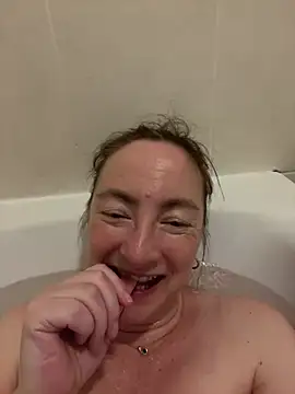 LouiseTswing online show from January 8, 2025, 4:33 pm