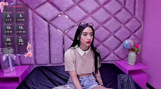 Miaa Thopmson online show from December 22, 2024, 2:27 pm