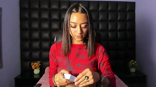 Miaa Thopmson online show from September 25, 2025, 8:56 pm