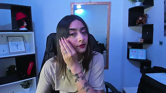 Miaa Thopmson online show from October 28, 2025, 9:28 pm