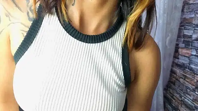 Miaa Thopmson online show from November 8, 2025, 8:40 pm