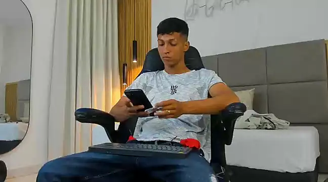 wolf james123 online show from February 4, 2025, 1:16 pm