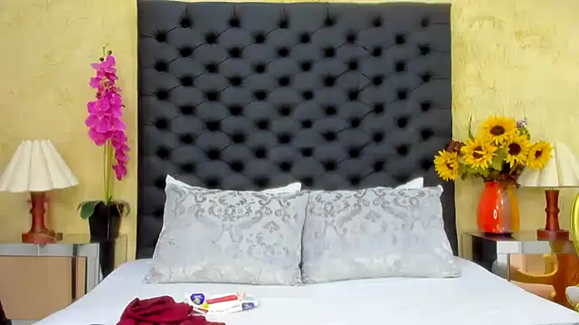 NahomiWhitel online show from October 22, 2025, 2:50 pm