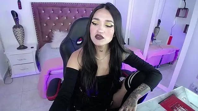 amelierouss online show from February 3, 2025, 4:41 pm