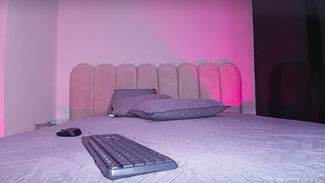 mia stanfort online show from November 28, 2025, 7:16 pm