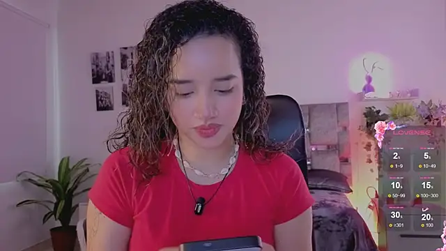 Snapshot of emilyrouxe chatting on July 21, 2026, 3:47 pm emilyrouxe online show from July 21, 2026, 3:47 pm