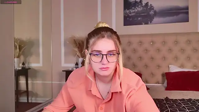 Snapshot of KarenLong chatting on December 2, 2024, 7:38 pm KarenLong online show from December 2, 2024, 7:38 pm