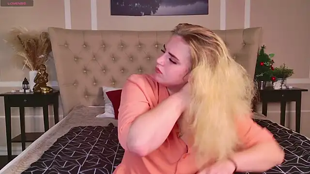 Snapshot of KarenLong chatting on December 3, 2024, 1:52 am KarenLong online show from December 3, 2024, 1:52 am