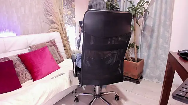 maddy cooper  online show from October 14, 2025, 9:15 pm