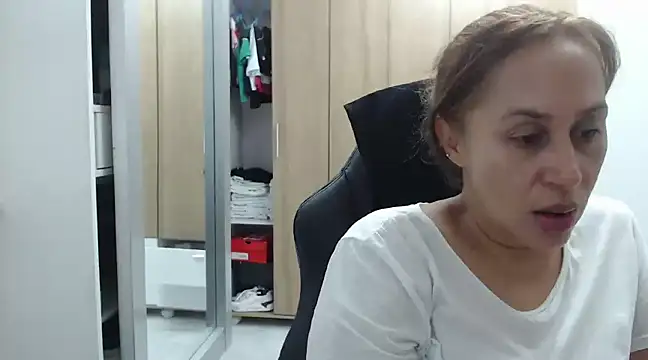 RoxanaLove9 online show from December 20, 2024, 12:41 am