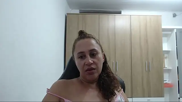 RoxanaLove9 online show from April 28, 2026, 2:38 am