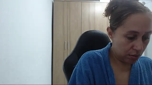 RoxanaLove9 online show from May 4, 2026, 11:12 pm