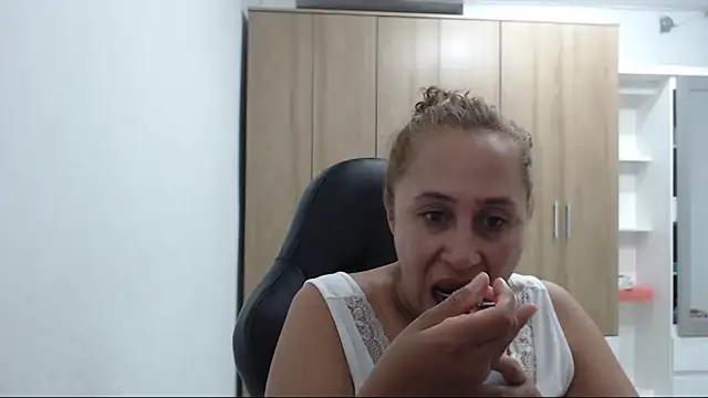 RoxanaLove9 online show from May 8, 2026, 10:37 pm