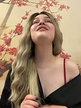 KikiWatson online show from December 11, 2024, 6:20 pm