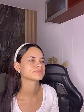 HannaRhodes online show from October 26, 2025, 12:55 pm