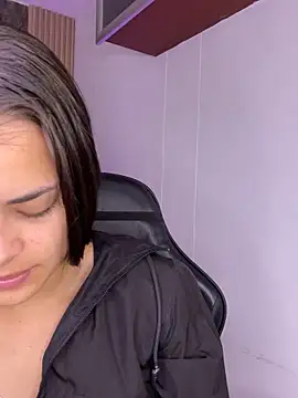 HannaRhodes online show from October 27, 2025, 2:10 pm