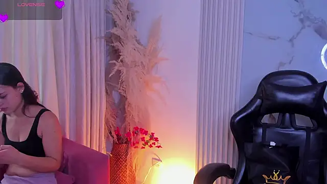 HannaRhodes online show from April 28, 2026, 2:44 pm