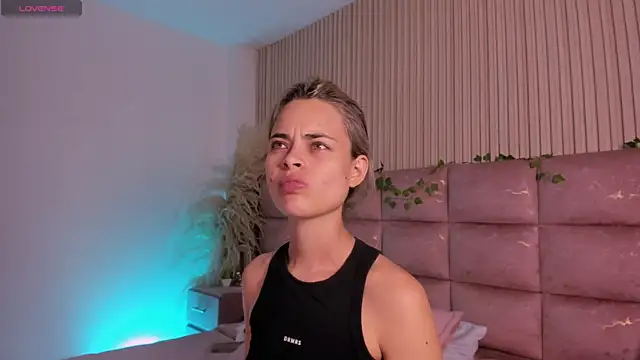 HannaRhodes online show from June 23, 2026, 9:35 pm