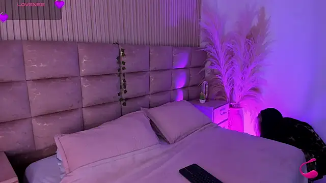 HannaRhodes online show from July 10, 2026, 2:52 pm