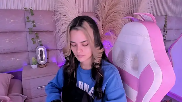 HannaRhodes online show from July 14, 2026, 2:12 pm
