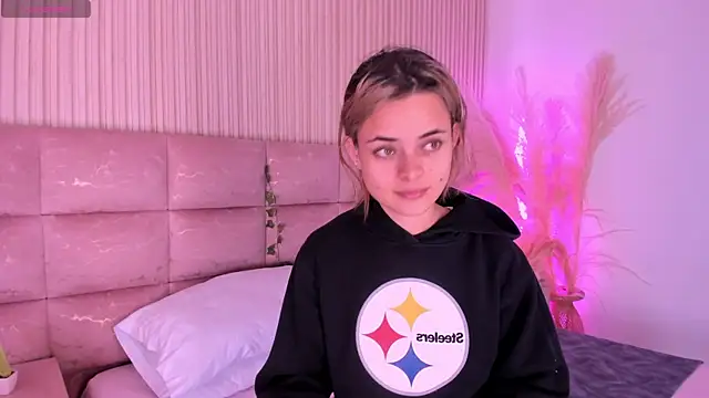 HannaRhodes online show from July 21, 2026, 2:19 pm