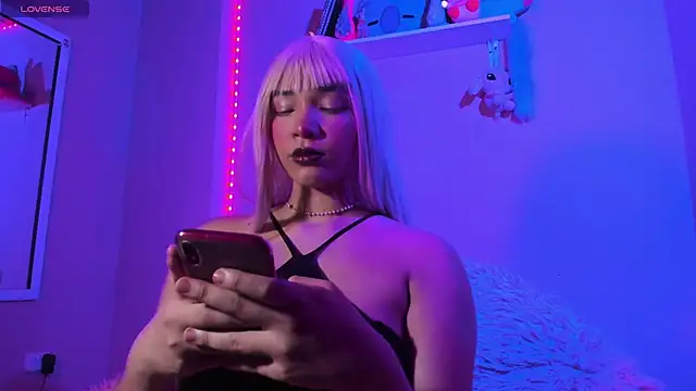 Snapshot of MadelineBenet chatting on February 6, 2025, 2:22 am MadelineBenet online show from February 6, 2025, 2:22 am