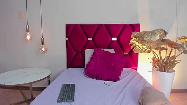 SaraBloomm online show from March 6, 2025, 6:16 pm