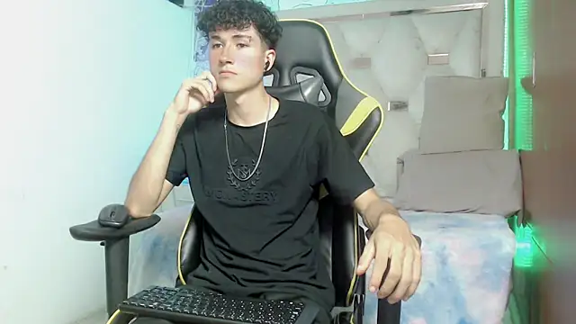 Snapshot of johnny_cagee chatting on November 8, 2025, 6:13 am johnny cagee online show from November 8, 2025, 6:13 am