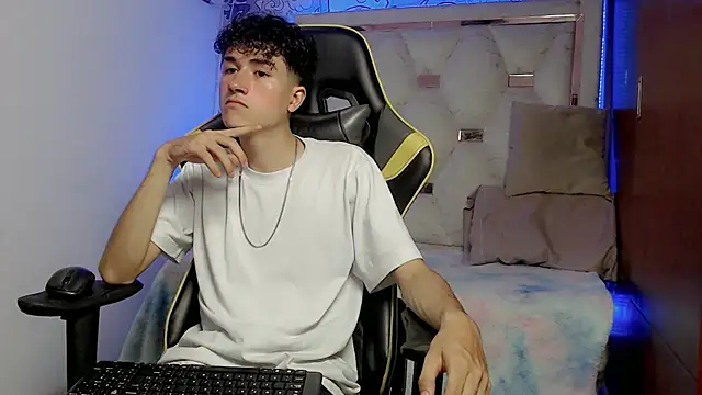 Snapshot of johnny_cagee chatting on November 9, 2025, 4:55 am johnny cagee online show from November 9, 2025, 4:55 am