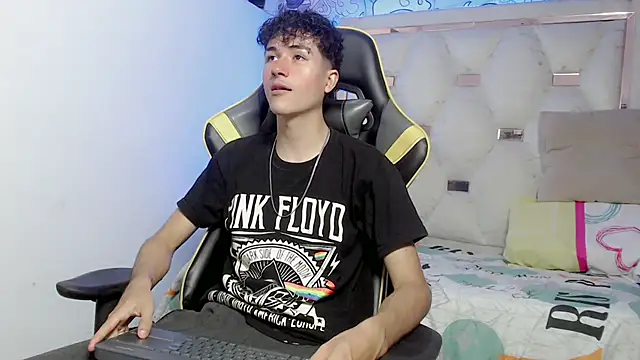 Snapshot of johnny_cagee chatting on November 14, 2025, 4:00 am johnny cagee online show from November 14, 2025, 4:00 am