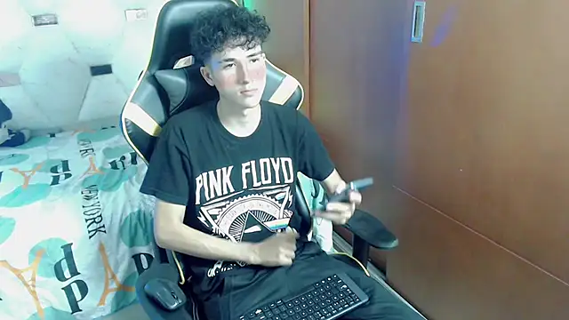 Snapshot of johnny_cagee chatting on November 18, 2025, 3:34 am johnny cagee online show from November 18, 2025, 3:34 am