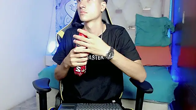 Snapshot of johnny_cagee chatting on December 5, 2025, 4:32 am johnny cagee online show from December 5, 2025, 4:32 am