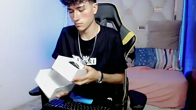 Snapshot of johnny_cagee chatting on December 18, 2025, 3:23 am johnny cagee online show from December 18, 2025, 3:23 am