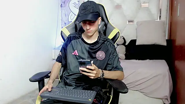 Snapshot of johnny_cagee chatting on January 13, 2026, 3:34 am johnny cagee online show from January 13, 2026, 3:34 am