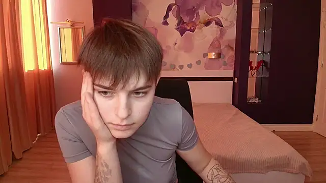 EmiliaYours online show from October 12, 2025, 1:21 pm