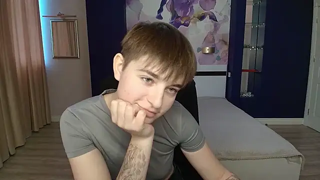 EmiliaYours online show from October 19, 2025, 1:12 pm