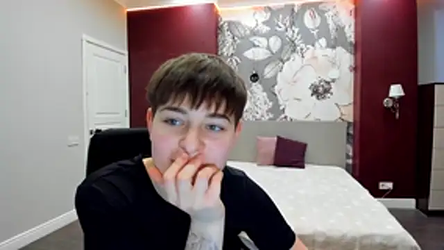 EmiliaYours online show from February 8, 2026, 2:42 pm