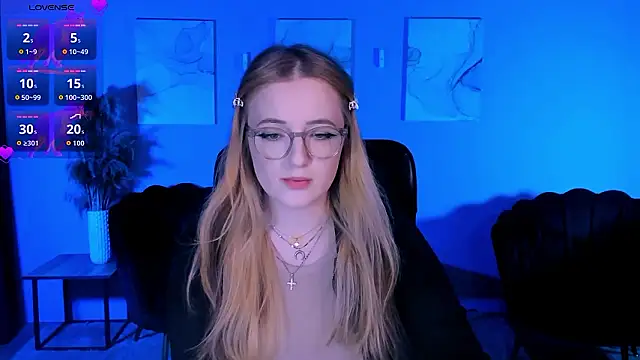 luna berryy online show from March 14, 2026, 8:25 pm