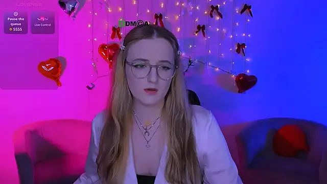 luna berryy online show from April 24, 2026, 7:38 pm