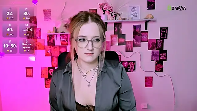luna berryy online show from May 6, 2026, 8:25 pm