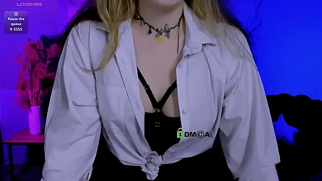 luna berryy online show from May 15, 2026, 7:21 pm