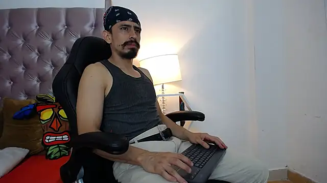 Snapshot of Sr_Magnus_ chatting on October 3, 2025, 5:15 am Sr Magnus  online show from October 3, 2025, 5:15 am