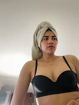 Snapshot of aurora_divine chatting on October 22, 2025, 12:27 pm aurora divine online show from October 22, 2025, 12:27 pm