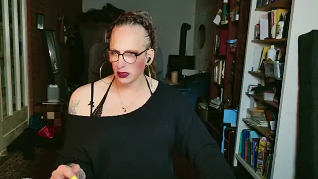 Snapshot of MaxiEmily chatting on October 25, 2025, 12:51 am MaxiEmily online show from October 25, 2025, 12:51 am