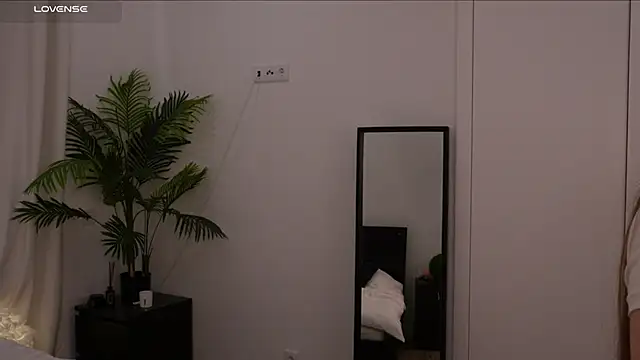 Lilly Colins online show from January 17, 2025, 3:00 pm