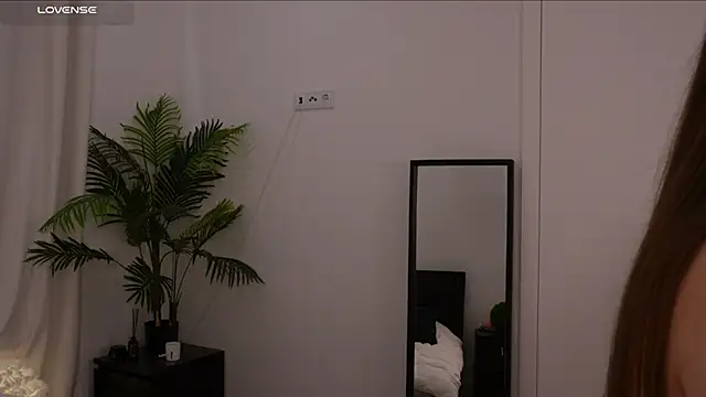 Lilly Colins online show from January 17, 2025, 9:39 pm